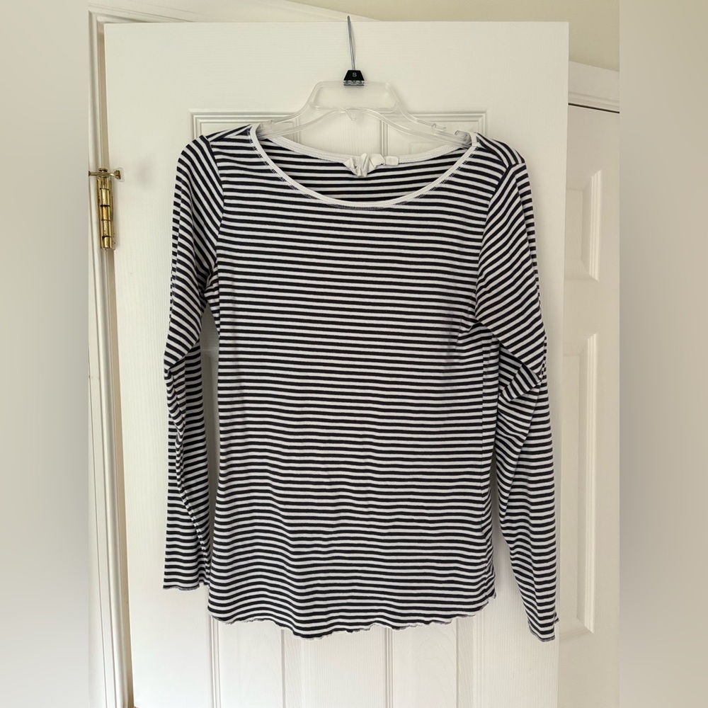 H&M Black & White Fitted Top – Size L, Scoop Neck, Ruffle Hem, Great Condition